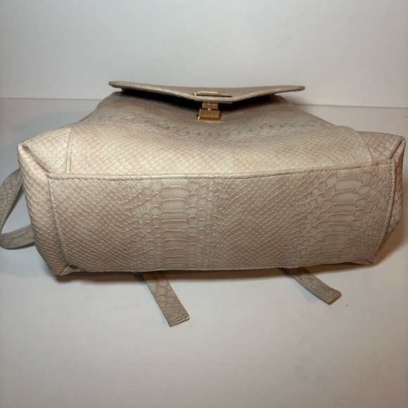Chic Beige Textured Backpack - Picture 6 of 6